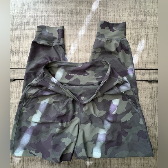 Old Navy Green and Black Camo Kids Leggings- camo print - Picture 2 of 3